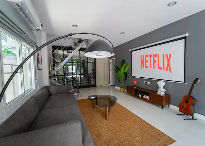 5 Star Spacious & Bright 4br House With Cinema
