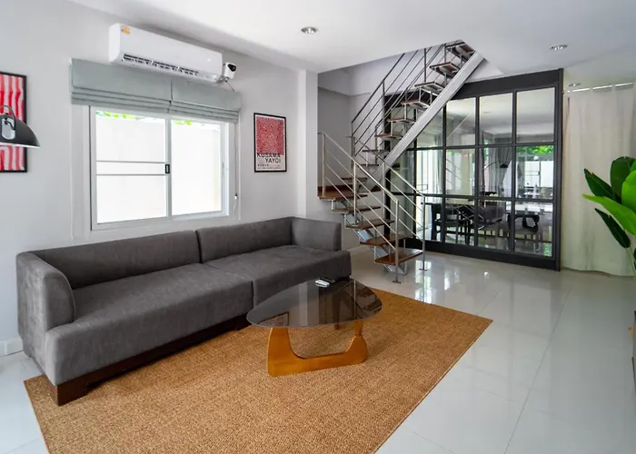 Ferienhaus 5 Star Spacious & Bright 4br House With Cinema Bangkok