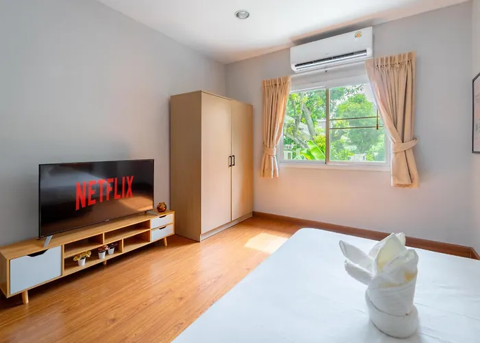 Ferienhaus 5 Star Spacious & Bright 4br House With Cinema Bangkok