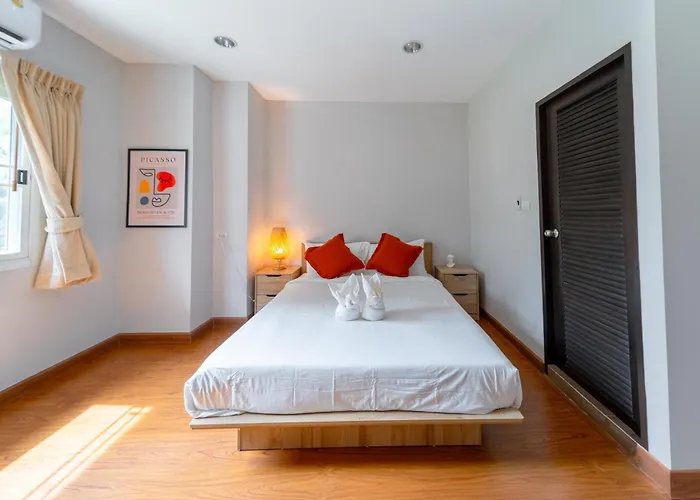 Ferienhaus 5 Star Spacious & Bright 4br House With Cinema Bangkok