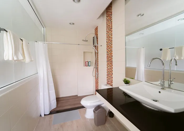 5 Star Spacious & Bright 4br House With Cinema Ferienhaus