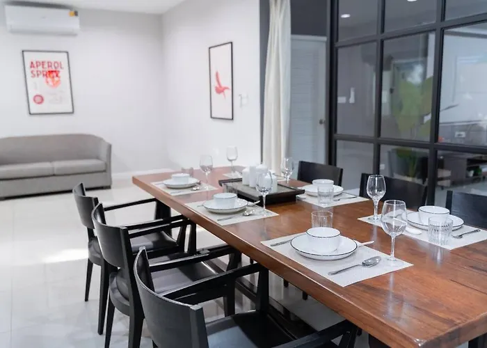 5 Star Spacious & Bright 4br House With Cinema Ferienhaus