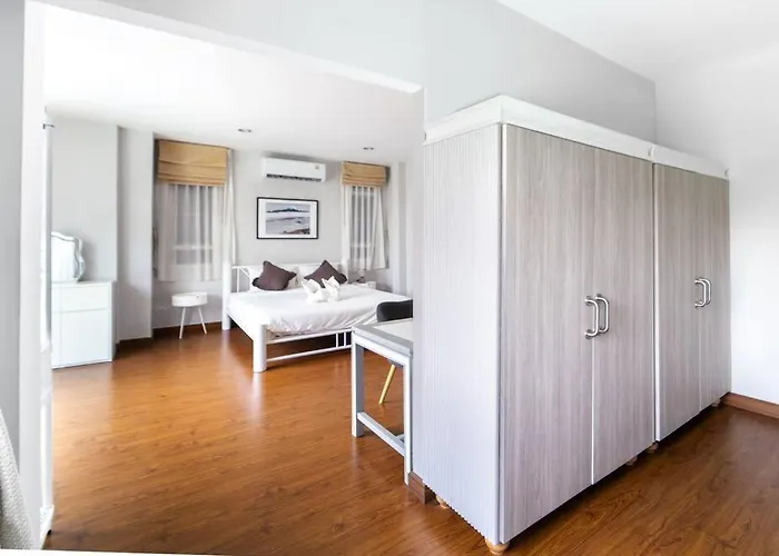 Ferienhaus 5 Star Spacious & Bright 4br House With Cinema Bangkok