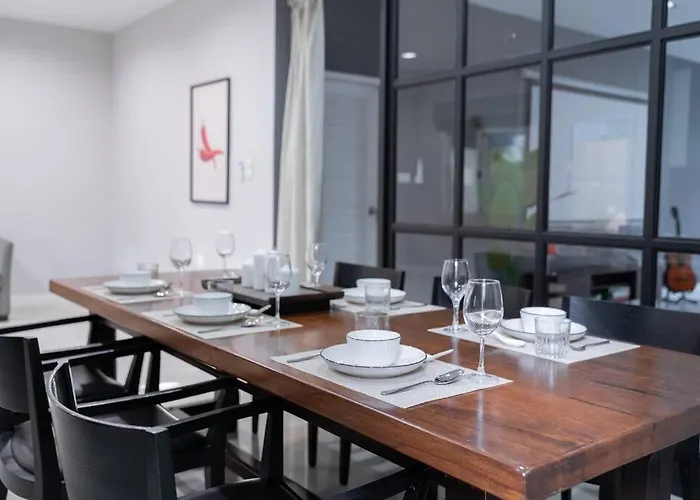 Ferienhaus 5 Star Spacious & Bright 4br House With Cinema Bangkok